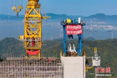 世界最大跨度单跨吊钢箱梁悬索桥先导索成功过海